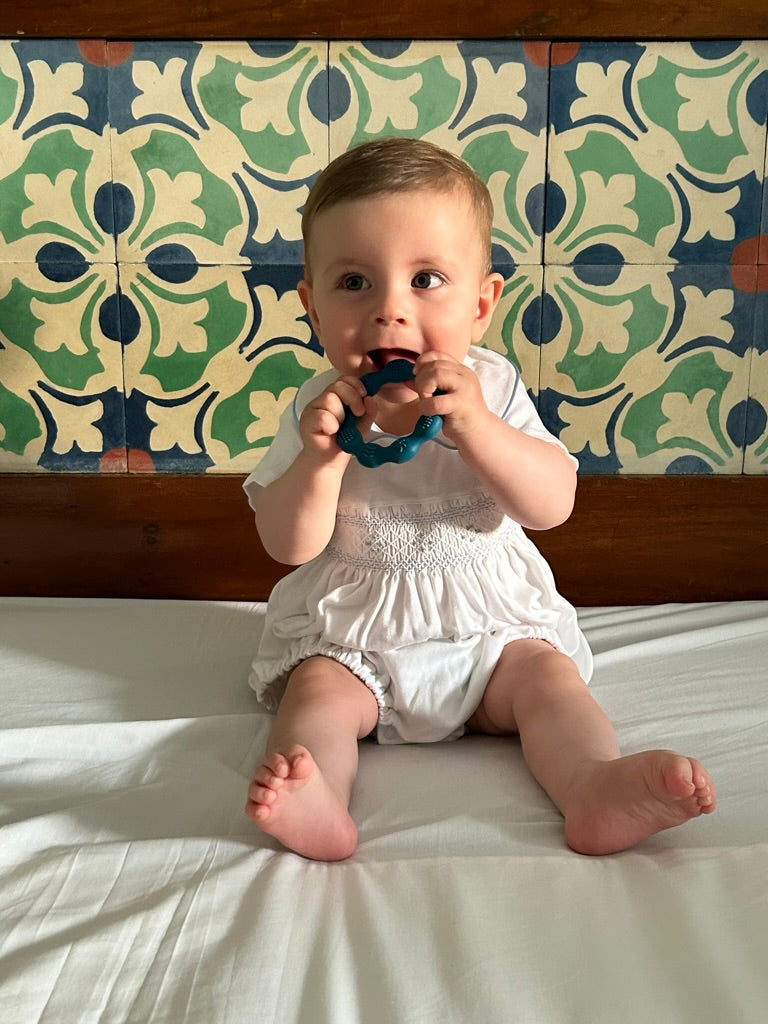 Enterito corto bordado a mano celeste