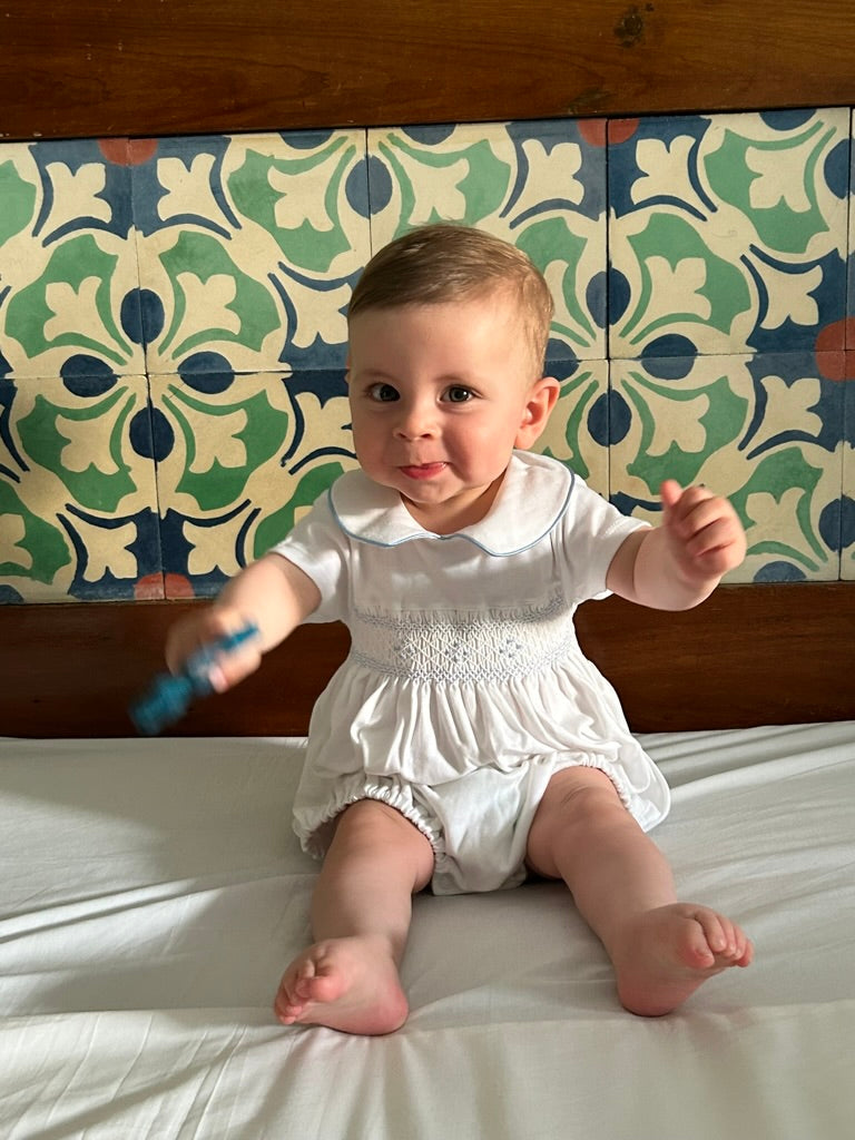 Enterito corto bordado a mano celeste