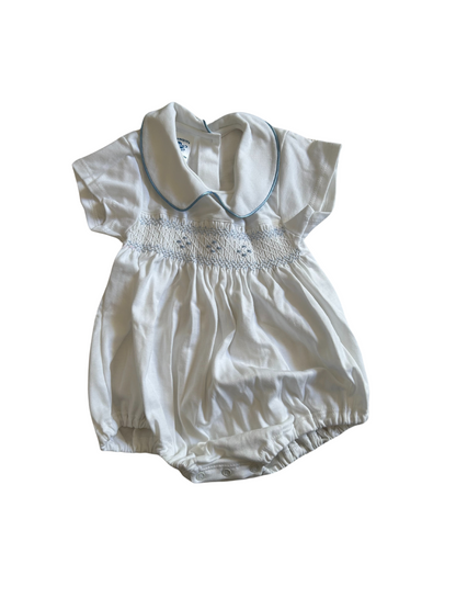 Enterito corto bordado a mano celeste