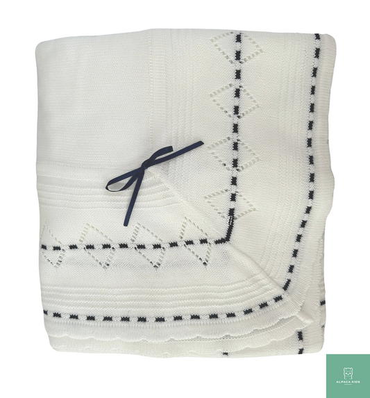 Manta  tejida forrada por dentro con algodón pima - blanca detalles azul marino