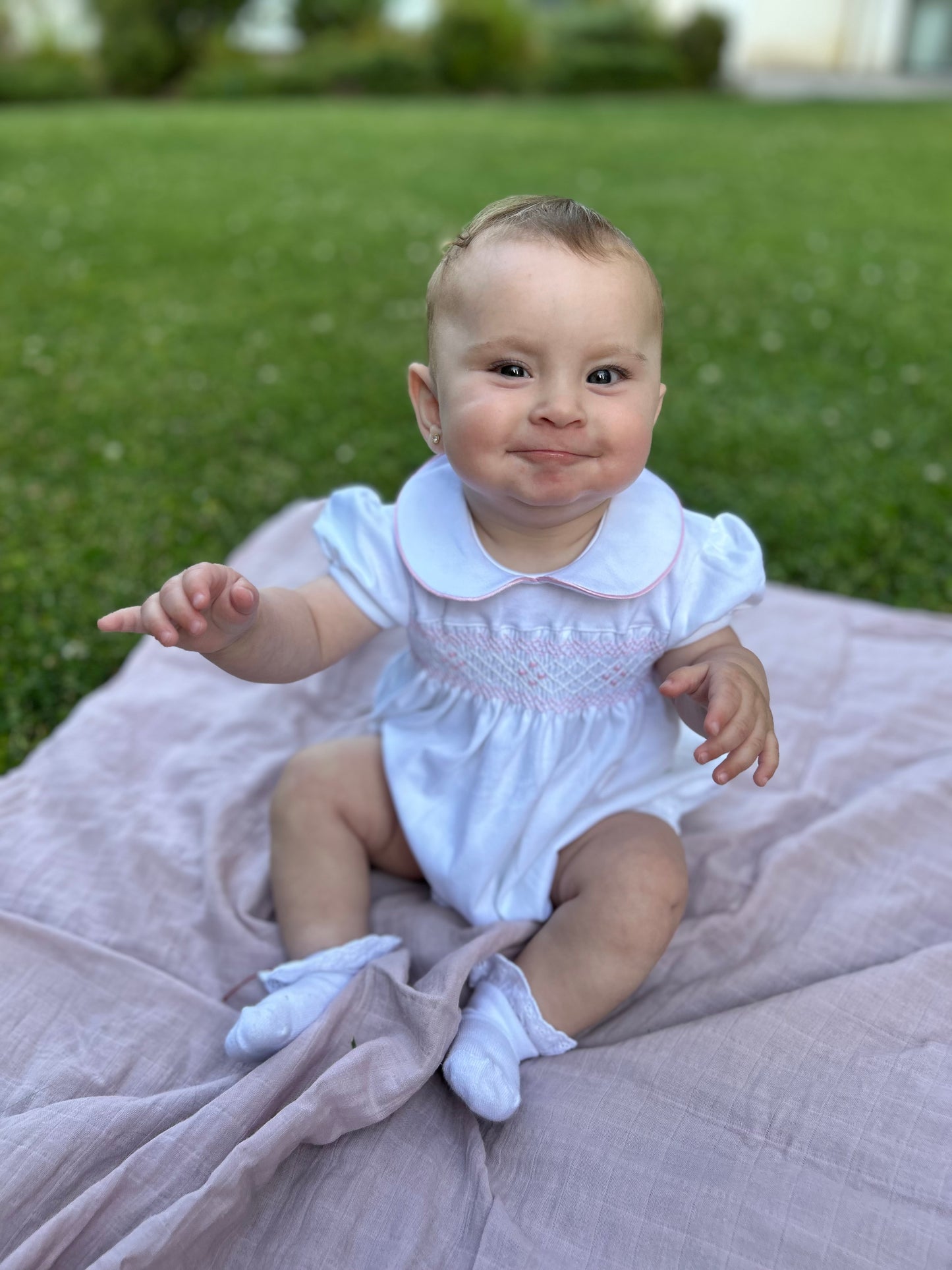 Enterito corto bordado a mano rosado