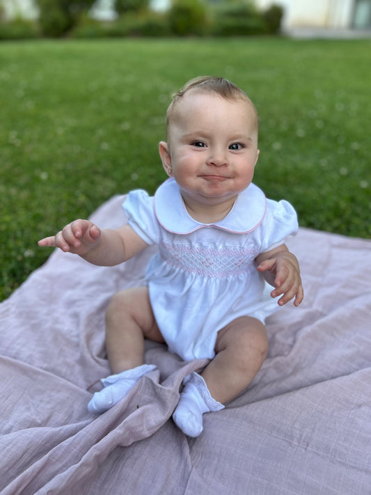 Enterito corto bordado a mano rosado