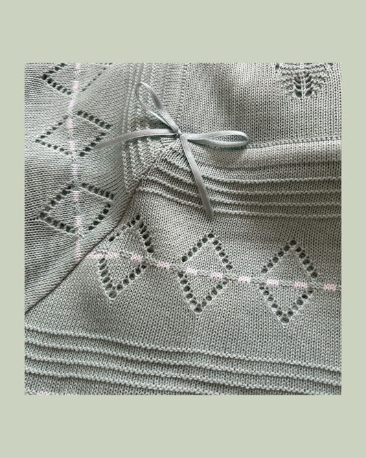 Manta verde cemento tejida forrada por dentro con algodón pima